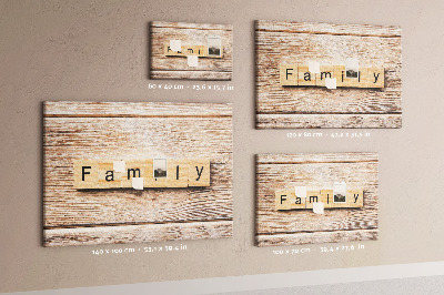 Korktafel mit Motiv einer Familie vor einem Holzbrett