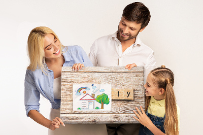 Korktafel mit Motiv einer Familie vor einem Holzbrett