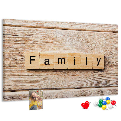 Korktafel mit Motiv einer Familie vor einem Holzbrett