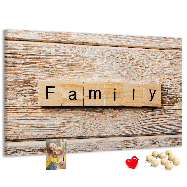 Korktafel mit Motiv einer Familie vor einem Holzbrett