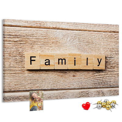 Korktafel mit Motiv einer Familie vor einem Holzbrett