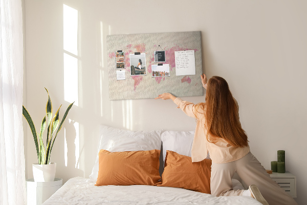 Weltkarte im Aquarellstil mit Korkrückwand in Pastellfarben