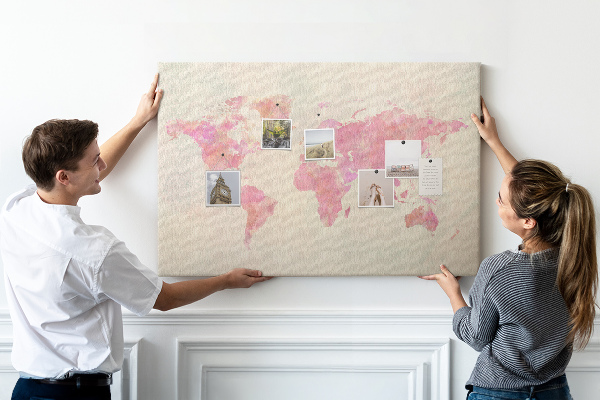 Weltkarte im Aquarellstil mit Korkrückwand in Pastellfarben