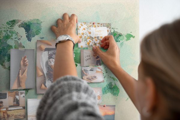 Korktafel mit Motiv einer grünen Aquarell-Weltkarte