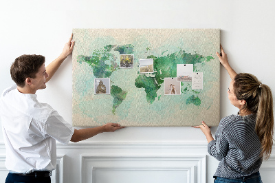 Korktafel mit Motiv einer grünen Aquarell-Weltkarte