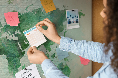Korktafel mit Motiv einer grünen Aquarell-Weltkarte