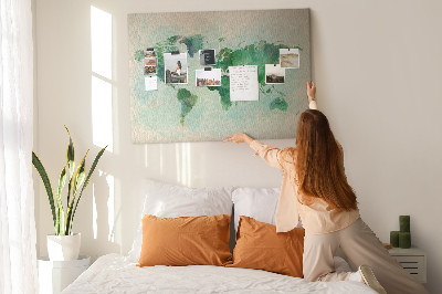 Korktafel mit Motiv einer grünen Aquarell-Weltkarte