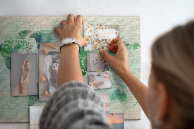 Korktafel mit Motiv einer grünen Aquarell-Weltkarte