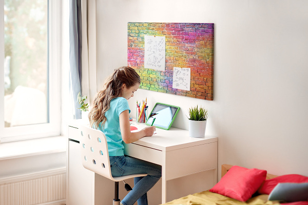 Korkbild mit buntem Backsteinmauer-Motiv im Regenbogen-Design