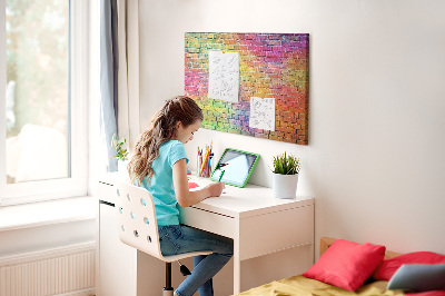 Korkbild mit buntem Backsteinmauer-Motiv im Regenbogen-Design