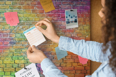 Korkbild mit buntem Backsteinmauer-Motiv im Regenbogen-Design