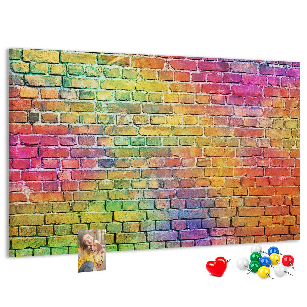 Korkbild mit buntem Backsteinmauer-Motiv im Regenbogen-Design