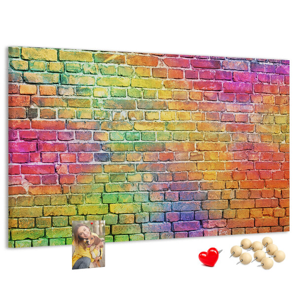 Korkbild mit buntem Backsteinmauer-Motiv im Regenbogen-Design