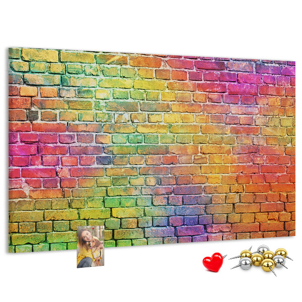 Korkbild mit buntem Backsteinmauer-Motiv im Regenbogen-Design