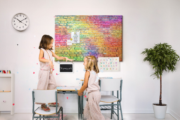 Korkbild mit buntem Backsteinmauer-Motiv im Regenbogen-Design