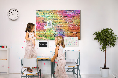 Korkbild mit buntem Backsteinmauer-Motiv im Regenbogen-Design