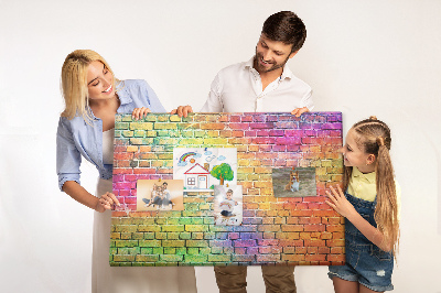 Korkbild mit buntem Backsteinmauer-Motiv im Regenbogen-Design