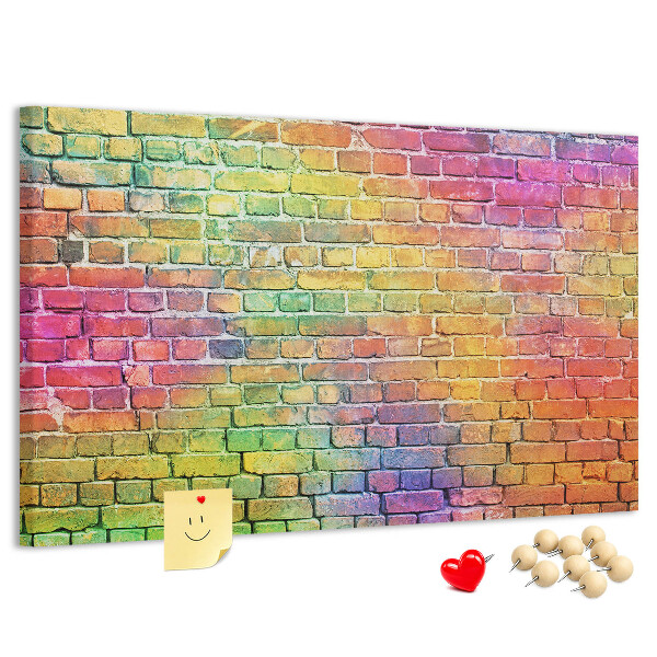 Korkbild mit buntem Backsteinmauer-Motiv im Regenbogen-Design