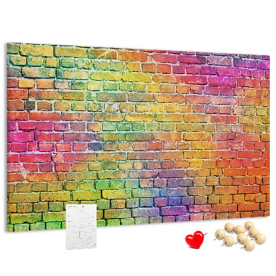 Korkbild mit buntem Backsteinmauer-Motiv im Regenbogen-Design
