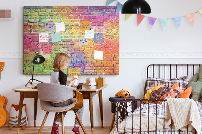 Korkbild mit buntem Backsteinmauer-Motiv im Regenbogen-Design