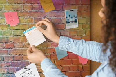 Korkbild mit buntem Backsteinmauer-Motiv im Regenbogen-Design