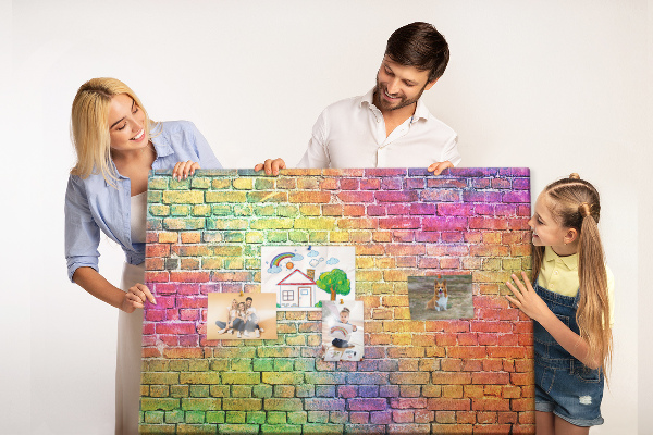 Korkbild mit buntem Backsteinmauer-Motiv im Regenbogen-Design