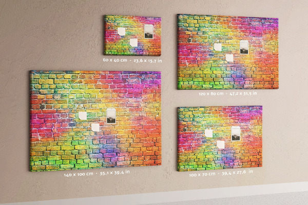 Korkbild mit buntem Backsteinmauer-Motiv im Regenbogen-Design