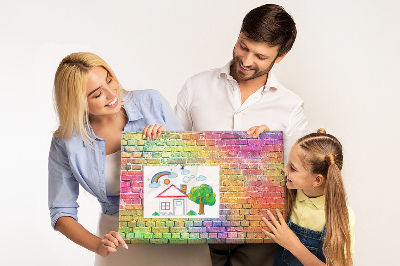 Korkbild mit buntem Backsteinmauer-Motiv im Regenbogen-Design