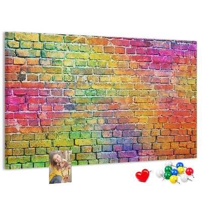 Korkbild mit buntem Backsteinmauer-Motiv im Regenbogen-Design