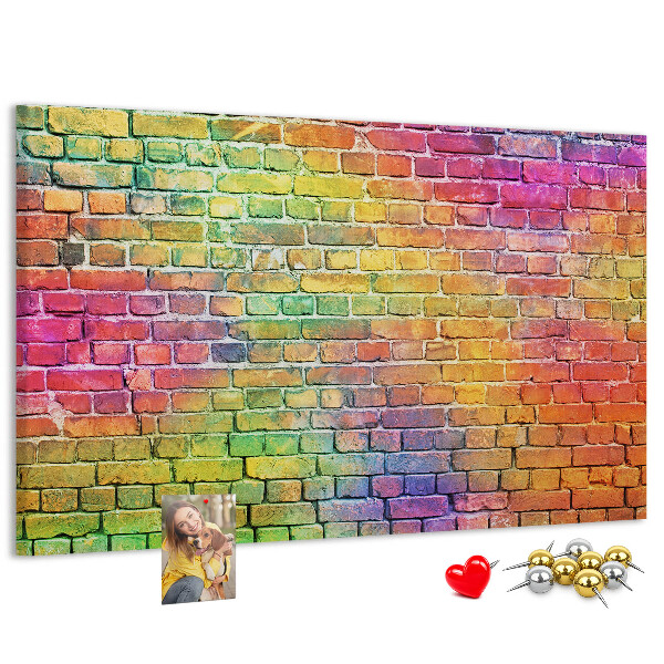 Korkbild mit buntem Backsteinmauer-Motiv im Regenbogen-Design