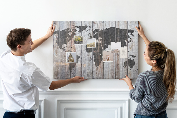 Korktafel mit Motiv einer Weltkarte auf Holzbrettern
