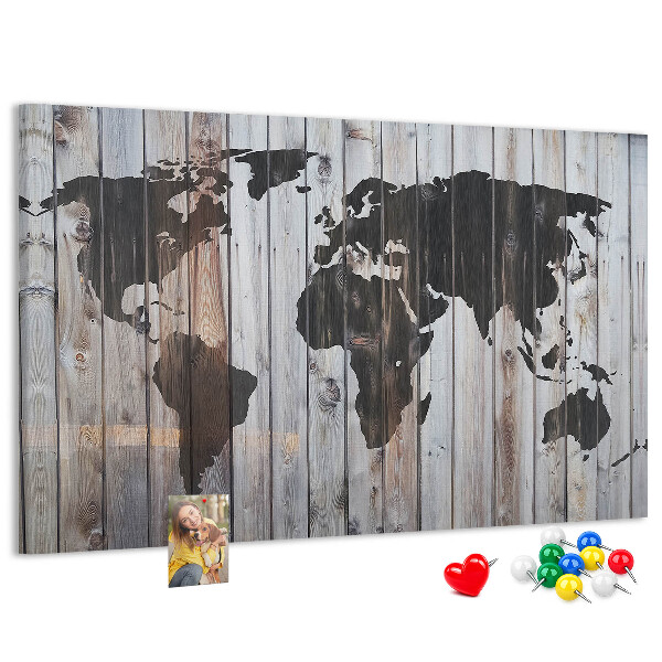 Korktafel mit Motiv einer Weltkarte auf Holzbrettern