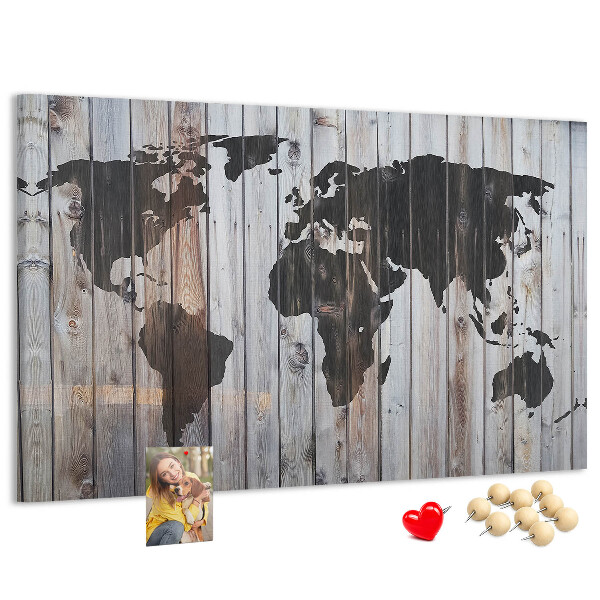 Korktafel mit Motiv einer Weltkarte auf Holzbrettern