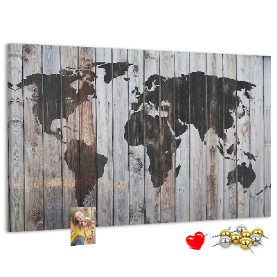 Korktafel mit Motiv einer Weltkarte auf Holzbrettern