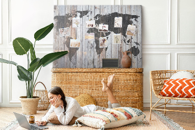 Korktafel mit Motiv einer Weltkarte auf Holzbrettern