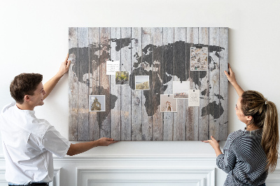 Korktafel mit Motiv einer Weltkarte auf Holzbrettern