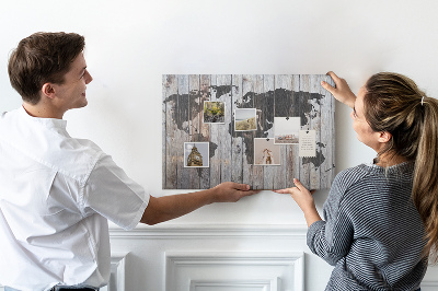 Korktafel mit Motiv einer Weltkarte auf Holzbrettern