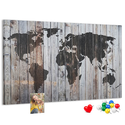 Korktafel mit Motiv einer Weltkarte auf Holzbrettern