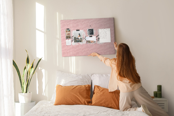 Kork-Pinnwand mit Motiv Selbstliebe auf rosa Hintergrund