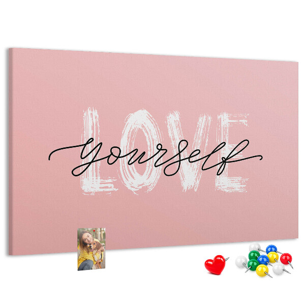 Kork-Pinnwand mit Motiv Selbstliebe auf rosa Hintergrund