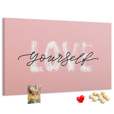 Kork-Pinnwand mit Motiv Selbstliebe auf rosa Hintergrund