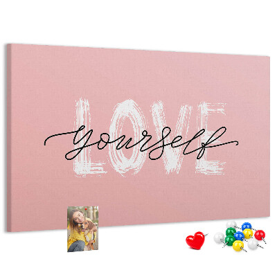 Kork-Pinnwand mit Motiv Selbstliebe auf rosa Hintergrund