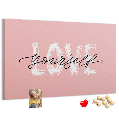 Kork-Pinnwand mit Motiv Selbstliebe auf rosa Hintergrund
