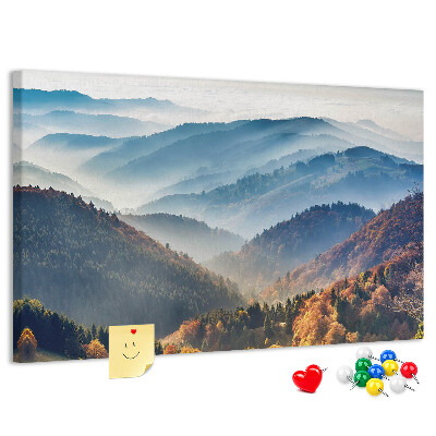 Kork-Pinnwand mit malerischer Berglandschaft im Herbst