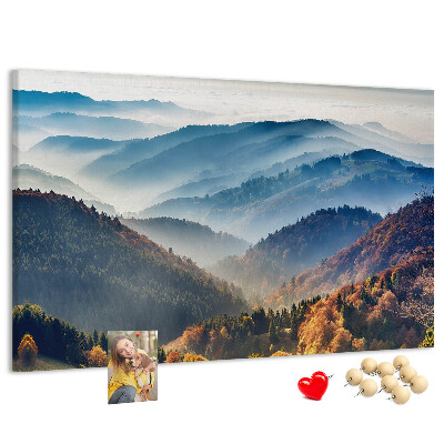 Kork-Pinnwand mit malerischer Berglandschaft im Herbst