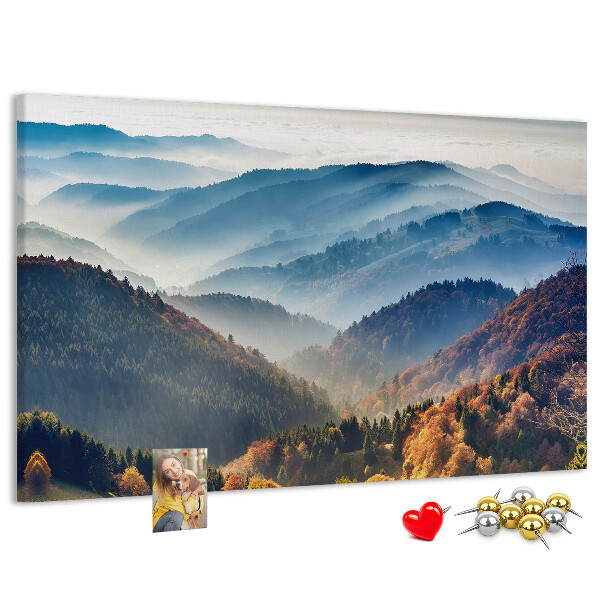 Kork-Pinnwand mit malerischer Berglandschaft im Herbst