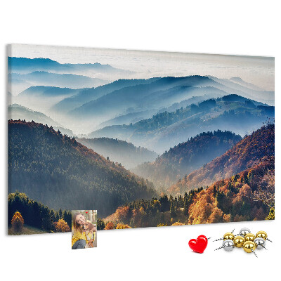 Kork-Pinnwand mit malerischer Berglandschaft im Herbst