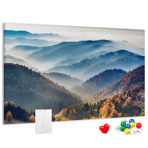 Kork-Pinnwand mit malerischer Berglandschaft im Herbst
