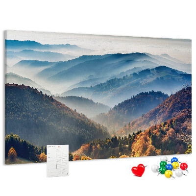 Kork-Pinnwand mit malerischer Berglandschaft im Herbst