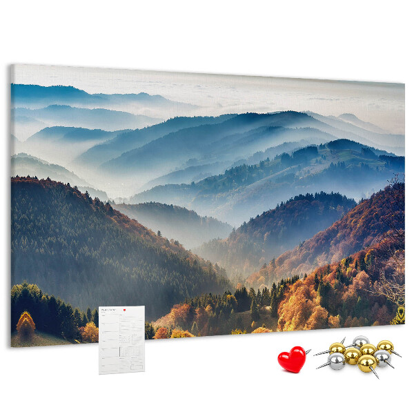 Kork-Pinnwand mit malerischer Berglandschaft im Herbst